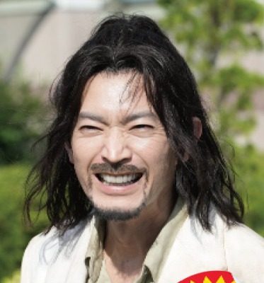 Kenjiro Tsuda sebagai Asakura (sumber: Shueisha/Toho)