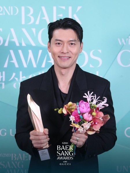 Hyun Bin (sumber: Baeksang) Hyun Bin (sumber: Baeksang)