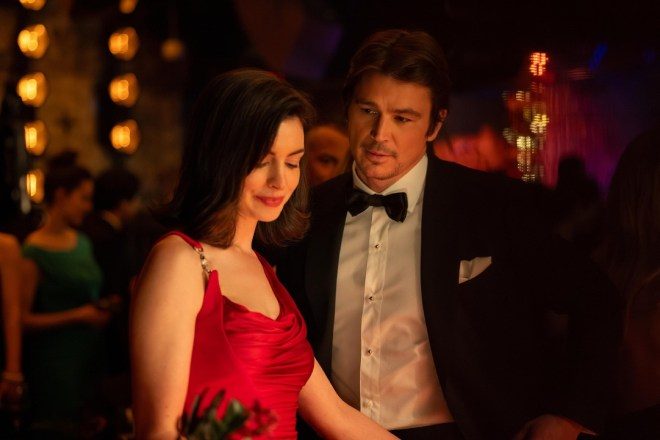 Anne Hathaway dan Josh Hartnett – Pemeran Verity (submer: Amazon MGM)
