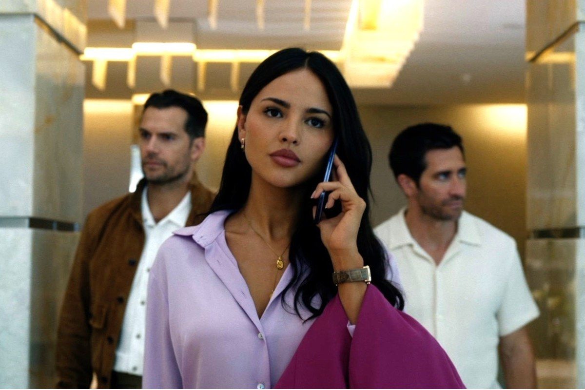Henry Cavill, Eiza Gonzalez, dan Jake Gyllenhaal di film In The Grey (sumber: Black Bear Pictures) Henry Cavill, Eiza Gonzalez, dan Jake Gyllenhaal di film In The Grey (sumber: Black Bear Pictures)