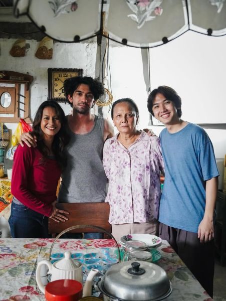 Pemeran Semua Akan Baik-Baik Saja – Raihaanun, Reza Rahadian, Christine Hakim, dan Ari Irham (sumber: Tiger Wong Entertainment)