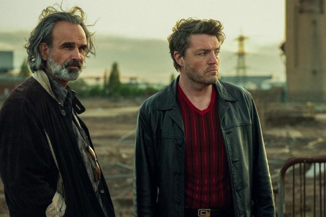 Gerald Kyd dan Tom Burke (sumber: Netflix) Gerald Kyd dan Tom Burke (sumber: Netflix)