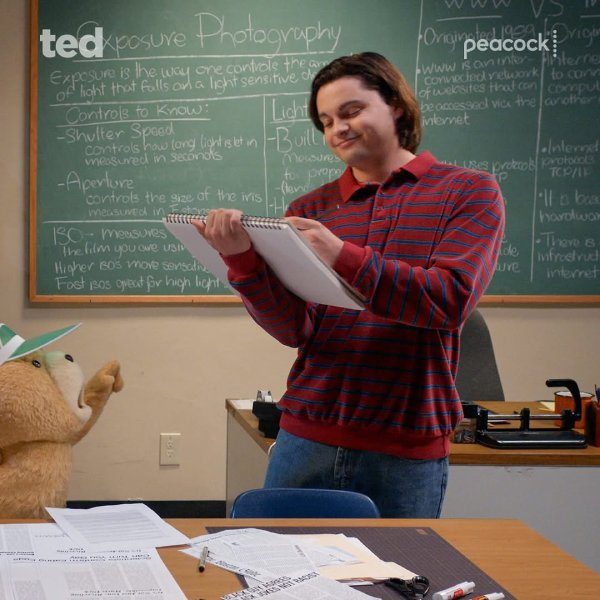 Max Burkholder di Ted season 2 (sumber: Peacock)
