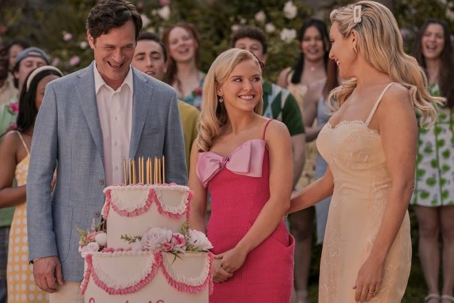 Tom Everett Scott, Lexi Minetree, dan June Diane Raphael di Elle (sumber: Peime Video) Tom Everett Scott, Lexi Minetree, dan June Diane Raphael di Elle (sumber: Peime Video)