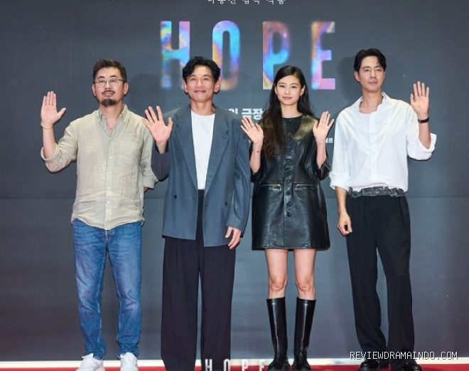 Sutradara Na Hong Jin, Hwang Jung Min, Jung Ho Yeon, Zo In Sung (sumber: Plus M Entertainment) Sutradara Na Hong Jin, Hwang Jung Min, Jung Ho Yeon, Zo In Sung (sumber: Plus M Entertainment)