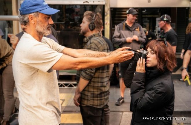 Sutradara Taika Waititi dan Jenna Ortega di lokasi syuting (sumber: Matt Grace/Sony Pictures)