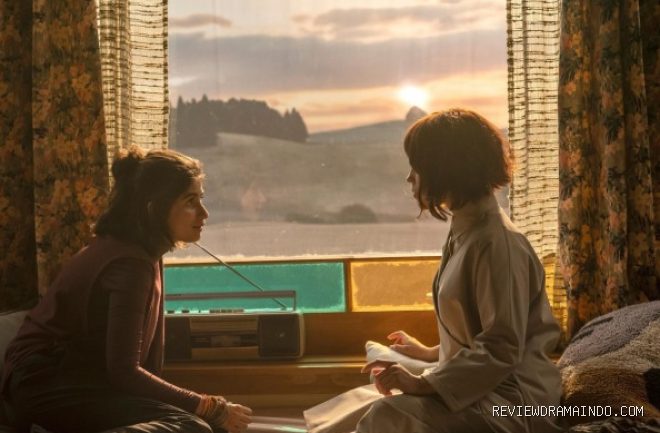 Mia Tharia, Jenna Ortega (sumber: Matt Grace/Sony Pictures)