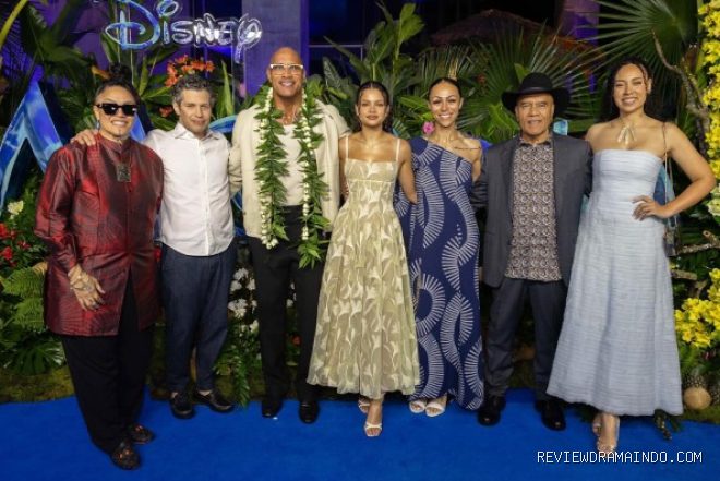 Sutradara (baju putih) dan Pemeran Moana (sumber: Disney Studios)