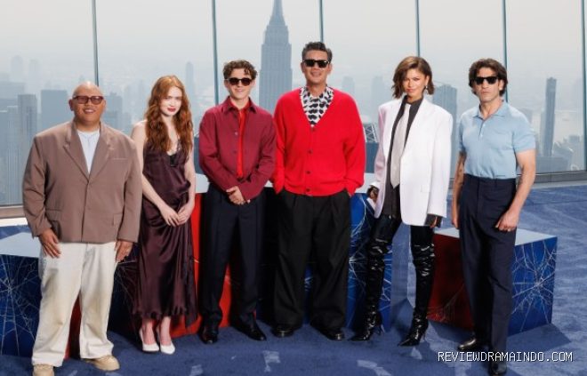 Sutradara (cardigan merah) dan Pemeran Spider-Man: Brand New Day (sumber: Sony Pictures)