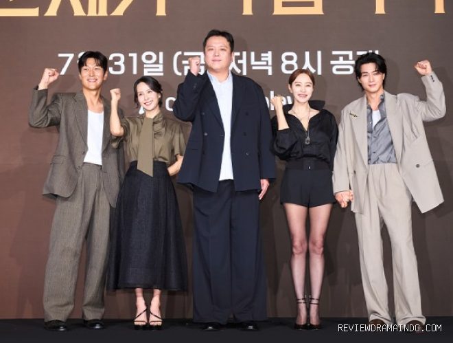 Sutradara Lee Chang Hee (tengah) dan Pemeran The Affair Was Just the Beginning (sumber: Coupang) Sutradara Lee Chang Hee (tengah) dan Pemeran The Affair Was Just the Beginning (sumber: Coupang)