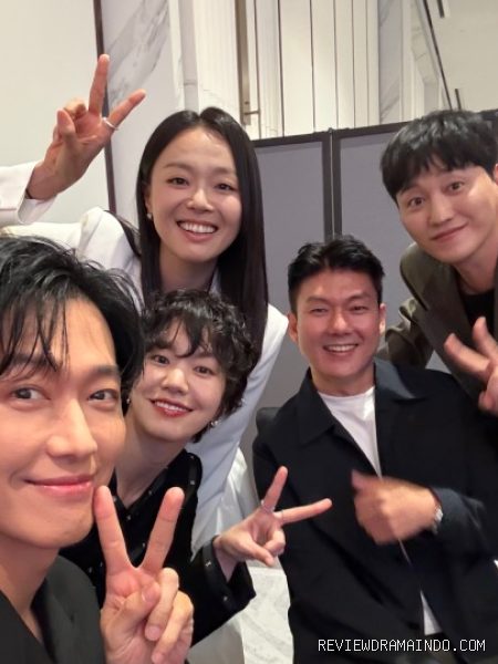 Namkoong Min membagikan foto bersama pemeran The Husband lainnya (sumber: @min_namkoong/Instagram) Namkoong Min membagikan foto bersama pemeran The Husband lainnya (sumber: @min_namkoong/Instagram)