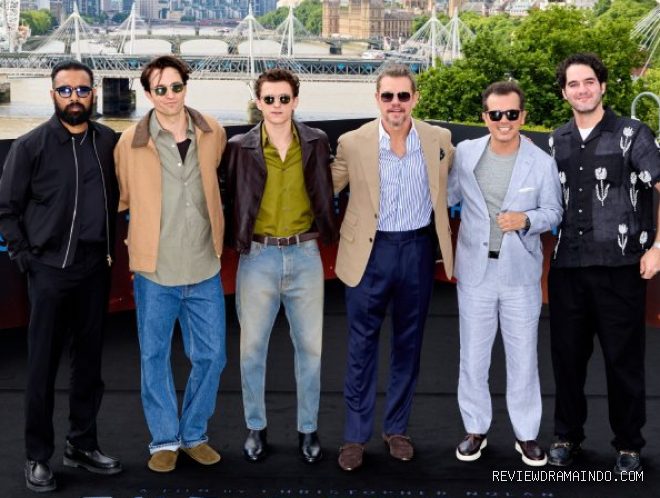 Himesh Patel, Robert Pattinson, Tom Holland, Matt Damon, John Leguizamo, Benny Safdie (sumber: Universal Pictures) Himesh Patel, Robert Pattinson, Tom Holland, Matt Damon, John Leguizamo, Benny Safdie (sumber: Universal Pictures)