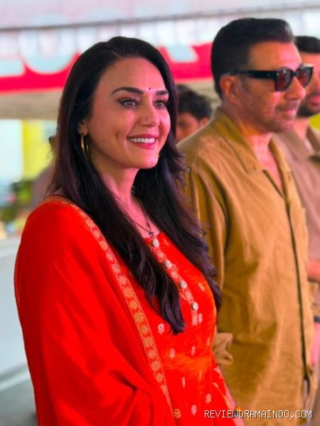 Preity Zinta, Sunny Deol, dan Karan Deol di acara promosi Batwara 1947 (sumber: @realpz/Instagram) Preity Zinta, Sunny Deol, dan Karan Deol di acara promosi Batwara 1947 (sumber: @realpz/Instagram)