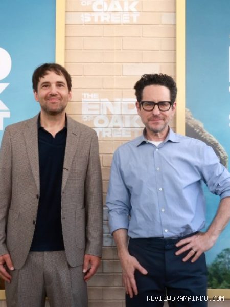 Sutradara David Robert Mitchell dan J.J. Abrams (sumber: Warner Bros.)