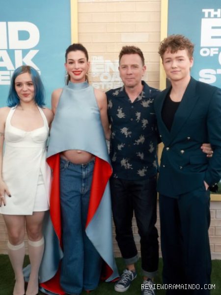 Maisy Stella, Anne Hathaway, Ewan McGregor, Christian Convery (sumber: Warner Bros.)