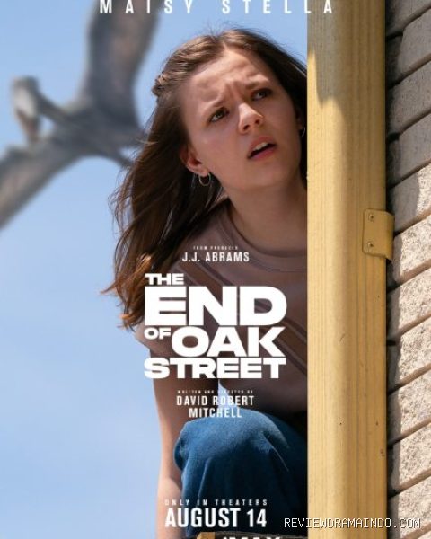 Maisy Stella (sumber: Warner Bros.)